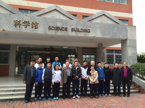 4与孙中山纪念中学学生一起.JPG